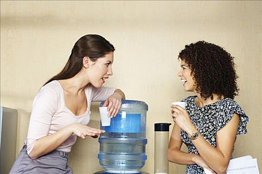 两个女人,交谈,冷水机