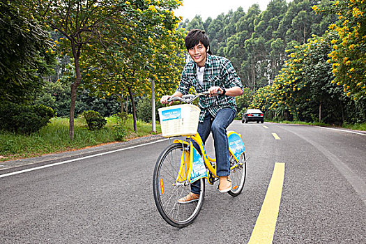 年轻大学生在校园里骑车