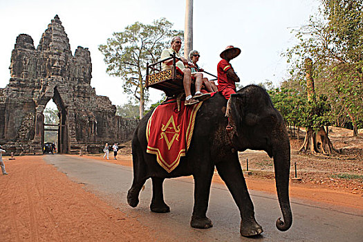 吴哥窟骑大象的游客