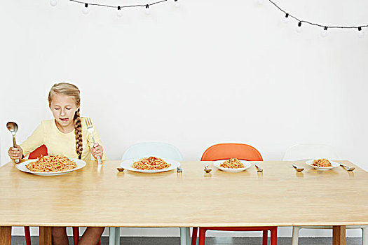 女孩,坐,桌子,意大利面,三个,盘子