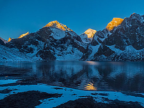 天堂湖晨曦雪山金顶