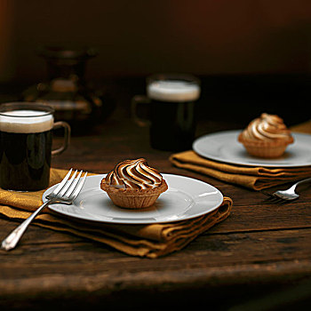 巧克力,焦糖,果料小馅饼,蛋白甜饼,白色背景,盘子,咖啡