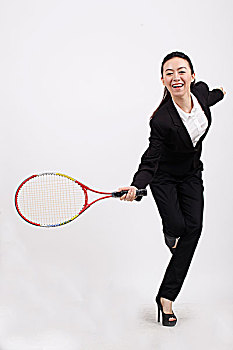 一个手握网球拍的商务女士