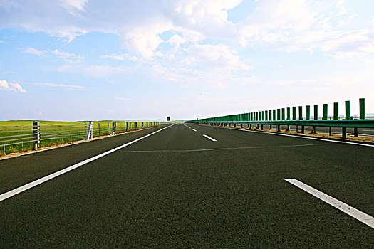 一条延伸的柏油路穿过草原