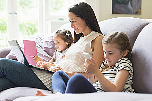 母亲,女儿,笔记本电脑,手机,数码,沙发
