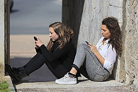 两个,女朋友,青少年,坐,地面,倚靠,墙壁,文字,短信,手机,曼顿,法国,欧洲