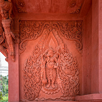 苏梅岛西拉努寺,著名红色寺庙壁画雕刻