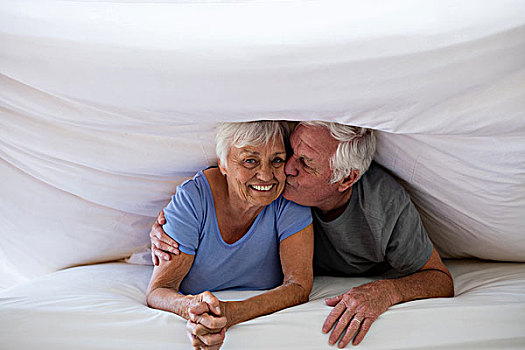 老人,吻,女人,毯子,床,卧室