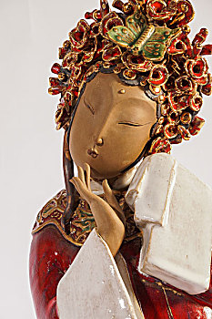 红釉陶瓷传统戏装女子塑像艺术品