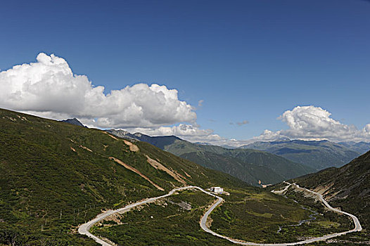 青藏高原上的盘山公路