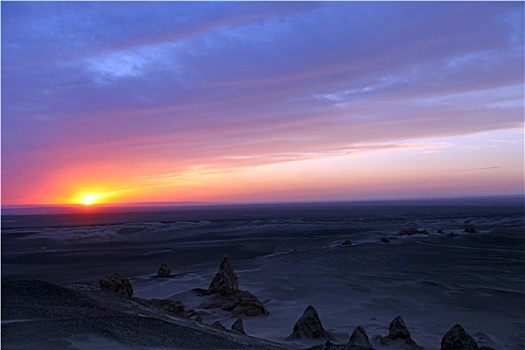新疆哈密,极致震撼的戈壁深处落日美景