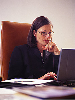 职业女性,坐,书桌,使用笔记本,电脑