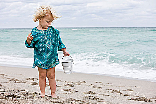 女孩,拿着,沙桶,海滩
