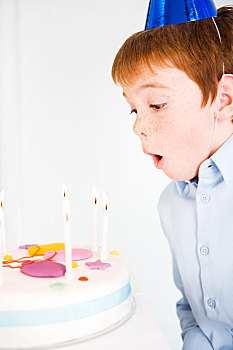 男孩,吹蜡烛,生日蛋糕