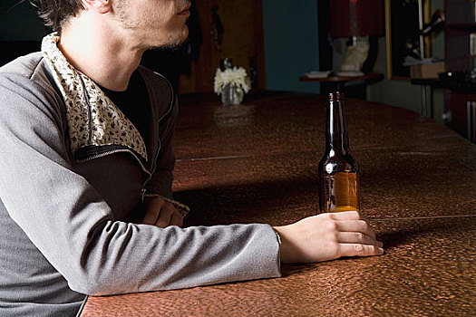 一个,男人,坐,酒吧,啤酒瓶