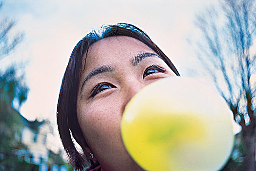 特写,美女,吹,黄色,泡泡糖,泡泡