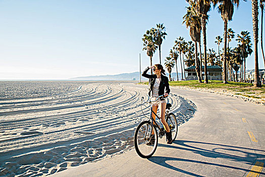美女,骑自行车,海滩,向外看,海洋,威尼斯海滩,加利福尼亚,美国