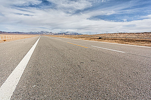 中国西部荒野道路