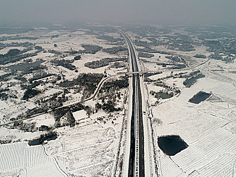 雪中道路