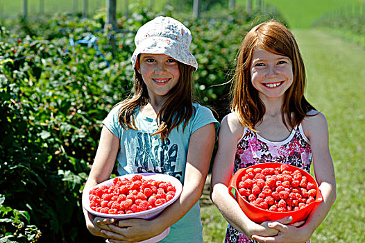 两个,女孩,树莓,农场,器具,满,巴伐利亚,德国,欧洲
