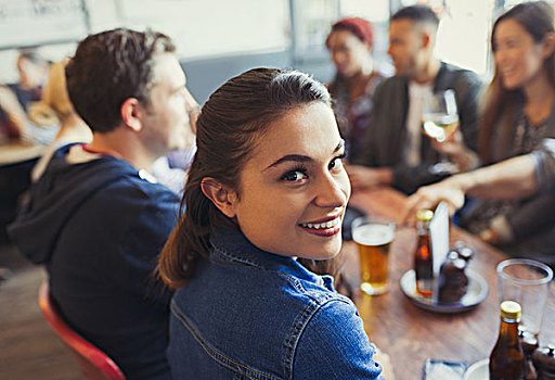头像,微笑,女人,喝,啤酒,朋友,桌子,酒吧