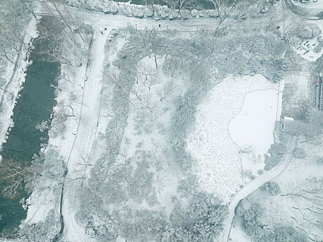 航拍雪后的济南大明湖