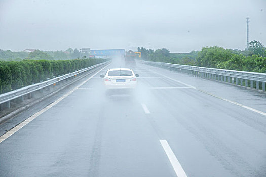 重庆至长沙在雨中g60高速公路