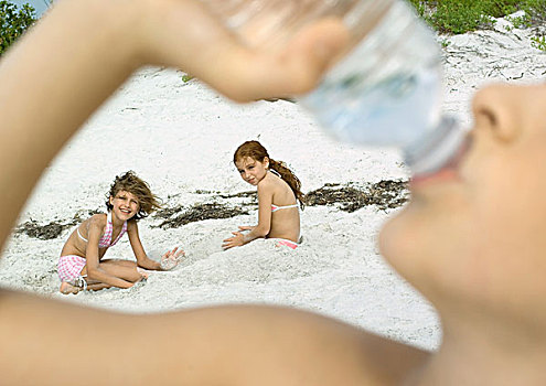 孩子,玩,海滩,男孩,饮用水,前景