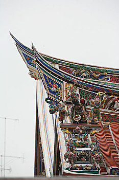 马来西亚,马六甲城,一座中国寺院,寺院上建筑雕塑彩绘很有特点