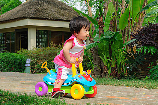 骑玩具车的小女孩