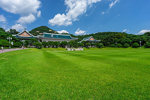 韩国总统府青瓦台本馆及草地风光