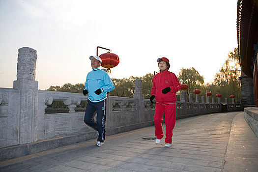 在北海公園內健身的夫婦