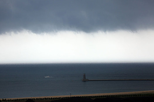 海龙湾畔风起云涌白昼变黑夜,倾盆大雨从天而降