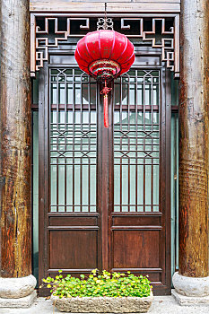 挂红灯笼的中式实木门窗,拍摄于南京老门东文化街区