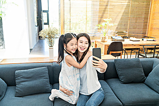 母女二人在客廳自拍