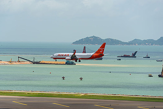 一架韩国济州航空的客机正降落在香港国际机场