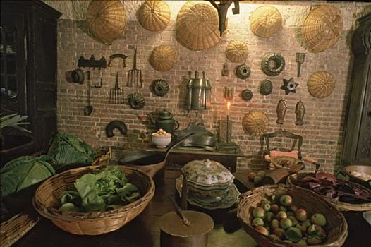 古老,厨房,盘子,果蔬,桌上,模子,篮子,砖墙
