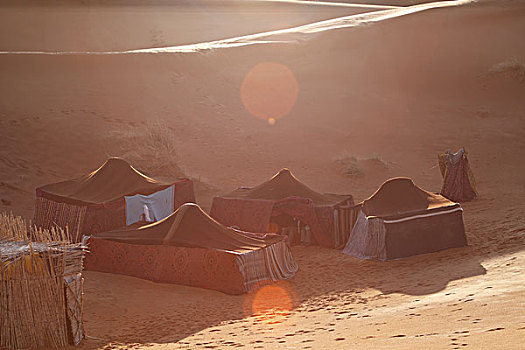 非洲,北非,摩洛哥,撒哈拉沙漠,梅如卡,却比沙丘,帐篷,落日