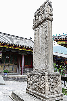 五台山寺院里的石碑