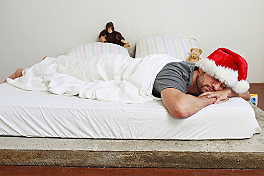 中年,男人,圣诞帽,睡觉,床上