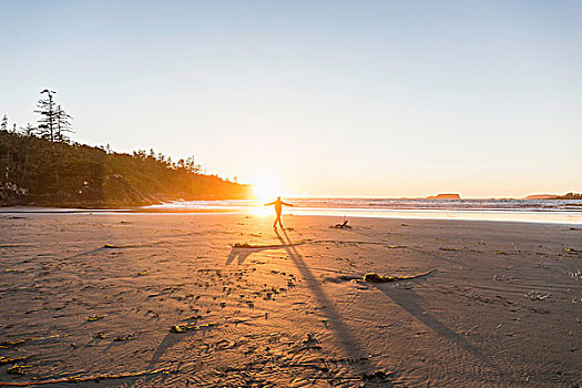 男人,跳舞,长滩,日落,环太平洋国家公园,温哥华岛,不列颠哥伦比亚省,加拿大