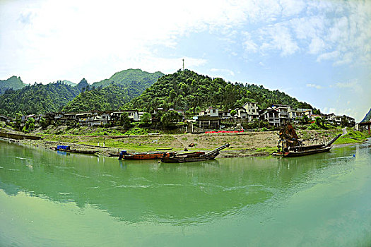 湘江岸边的民居和山色