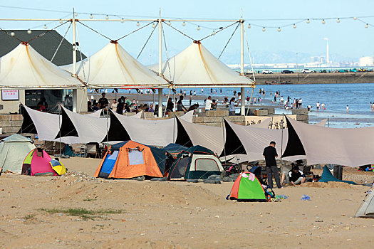 山东省日照市,沙滩露营成为新时尚,游客在海边感受,诗和远方