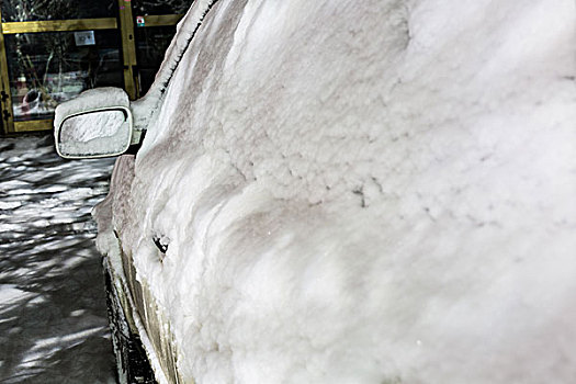 被雪掩埋的汽车