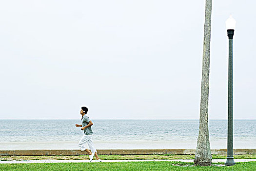 男人,跑,海滩,听,耳机,侧面视角
