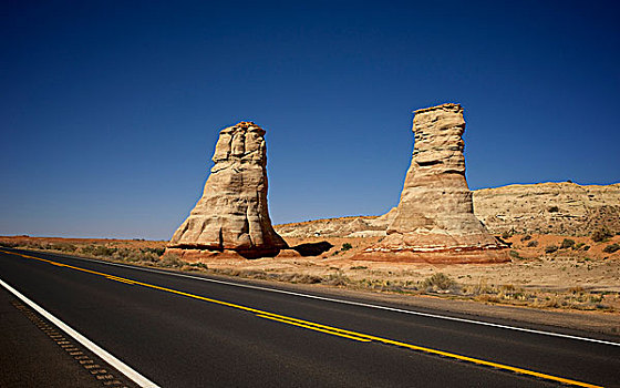 亚利桑那,纳瓦霍,小路,两个,怪岩柱,站立,道路,蓝天,后面