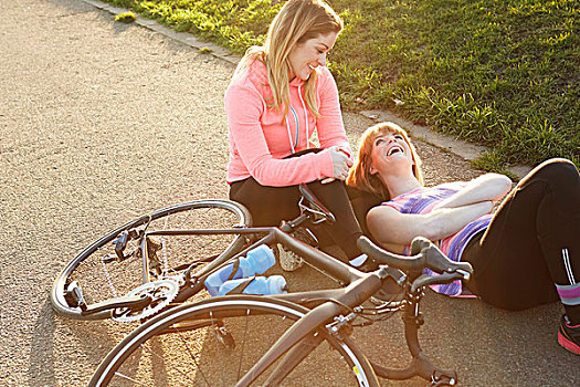 女性,骑车,自行车赛,休息,公园