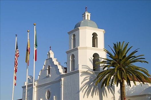 三个旗帜,正面,教堂,海边,圣地亚哥县,加利福尼亚,美国