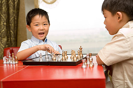 正在玩国际象棋的小孩