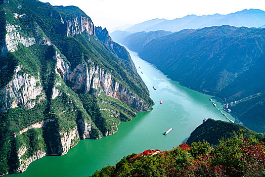 船舶行驶在三峡库区巫峡江段